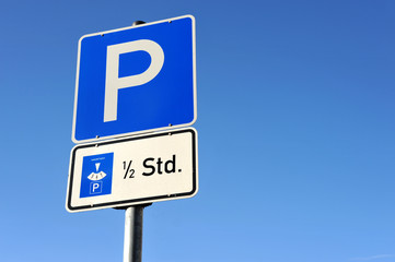 Parkplatz, Parkscheibe, Verkehrsschild, Verkehrszeichen, Parkzeit, Parkplätze, Autos, Gratisparkplatz, Parkgebühren, Parklücke, Straßenverkehr, ruhender Verkehr, Infrastruktur, Straßenverkehrsordnung