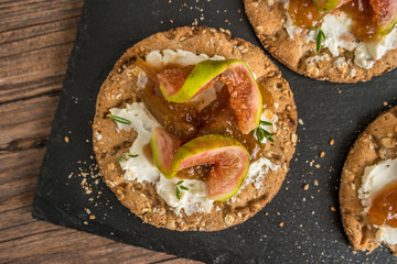 Multigrain crispread appetizer