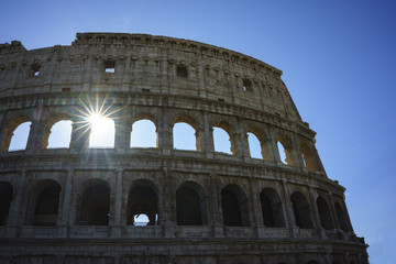 Obraz premium Raggi di sole sul Colosseo