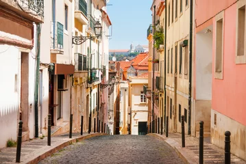 Fotobehang Oude smalle straat in Lissabon. Portugal uitzicht © samuel_miles