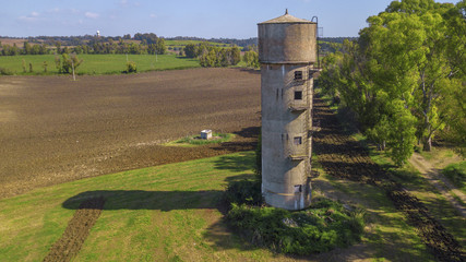 Vista aerea di un torre di cemento costruita in mezzo alle campagne italiane. Questa struttura era usato un tempo come granaio.