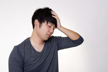 憂鬱な表情の男性