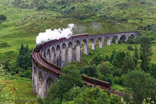 Dampflok auf dem Glenfinnan-Viadukt in Schottland