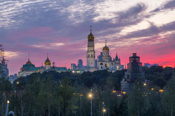Fototapeta na wymiar Moscow. Temples of the Kremlin on a sunset background, view from the park Zariadye