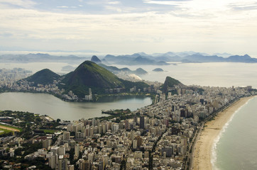 Obraz premium Sunset view of mountain Sugar Loaf and Botafogo in Rio de Janeiro. Brazil