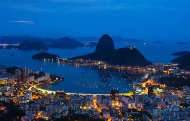 Crédence de cuisine en verre imprimé Copacabana, Rio de Janeiro, Brésil Vue nocturne de la montagne Pain de Sucre et Botafogo à Rio de Janeiro