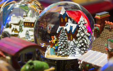 Bola de Cristal con figuras y motivo Navideño 