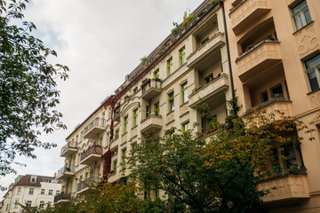 Fototapeta na wymiar street with houses in prenzlauer berg