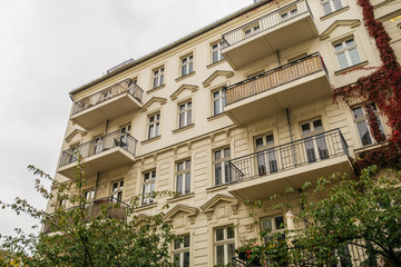 Fototapeta na wymiar apartment in prenzlauer berg with ivy on the facade