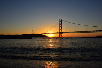 夕日と明石海峡大橋のコラボ
