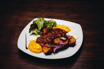 carne grillada con pure de zapallo batatas cebolla y lechuga