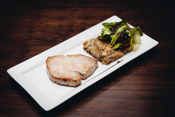 salmon grillado con berenjenas y lechuga