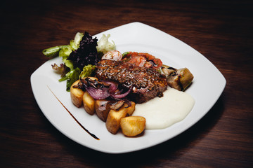 carne a la plancha con papas, cebolla, ensalada y papas