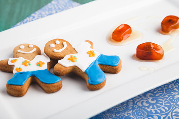 galletas de jengibre y quinotos en almibar
