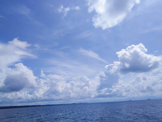 Naklejka premium Sea and blue sky