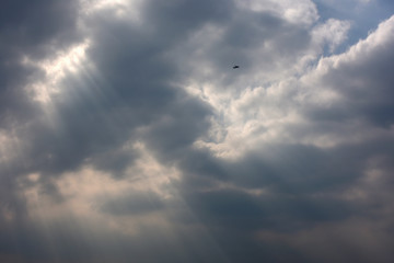 飛行機と太陽の日差し