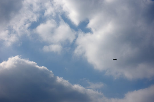飛行機と青空と雲「空想・雲のモンスター（正面を向いたセント・バーナード犬などのイメージ）」（雪中遭難救助犬、冒険を見守る、安全を見守るなどのイメージ）
