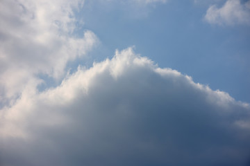 Obraz premium 青空と雲「空想・雲のモンスター〔雲の“富士山”（三角の山）を見つめるモンスターのイメージなど）」（三角形、三角、頂上、背の高いなどのイメージ）雲などにタイトルスペース