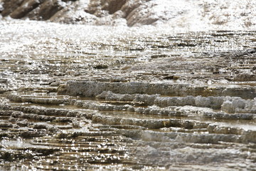 Fototapeta premium Water flowing over the shale in Mammoth Hot Spring