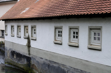 altes Haus am Wasser