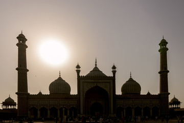Fototapeta na wymiar The sun is shining behind the Jama Masjid, Friday's Mosque, New Delhi, India