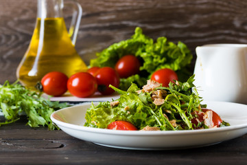 Salad with tuna and mustard dressing