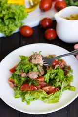 Salad with tuna and mustard dressing