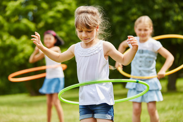 Kinder spielen mit Reifen im Kindergarten