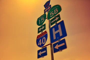 Cercles muraux Route 66 Panneaux routiers de l& 39 Interstate 40 avec feux d& 39 aube.