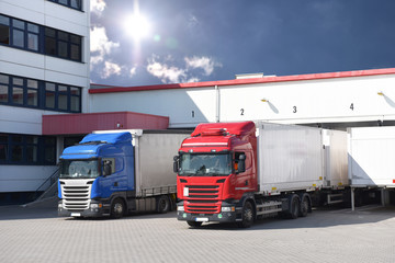 Trucks are loaded with freight at the depot // LKW´s werden am Depot mit Fracht beladen