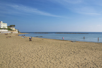 Vista panoramica della spiaggia e della costa di Santa Marinella, vicino Roma in Italia. A mare ci sono poche persone in questa ultima domenica d'estate.