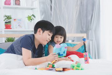 Obraz premium Asian kids siblings brother and sister playing in the constructor block,