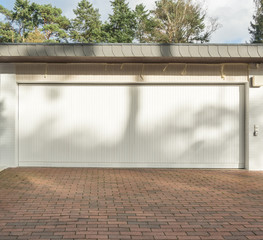 Garage mit einem großen weißen Tor