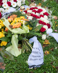 Kränze mit Schleife