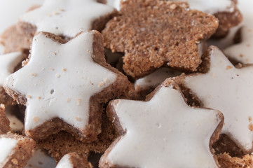 Biscuits de noël en forme d'étoiles en vrac