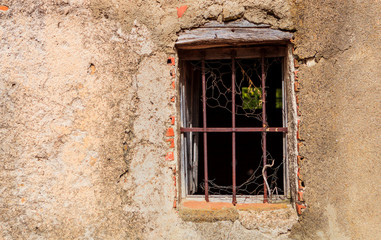 Fototapeta na wymiar Ruined window