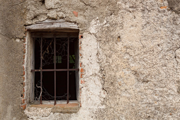 Fototapeta na wymiar Ruined window