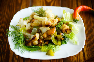 warm salad with cauliflower and sweet pepper