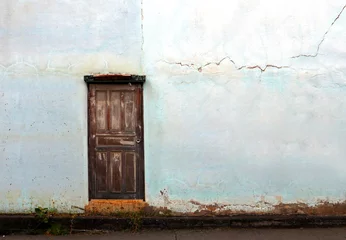 vieille porte vintage avec vieux mur de fissure bleu vintage