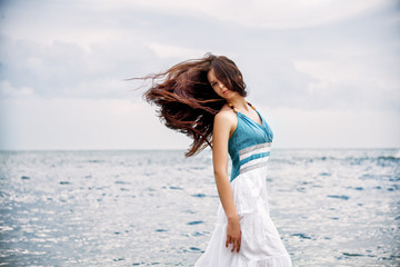 Fototapeta na wymiar fashion portrait of a girl on the sea