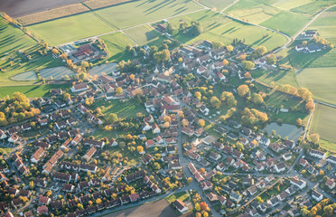 Luftbild kleine Ortschaft in der Abendsonne