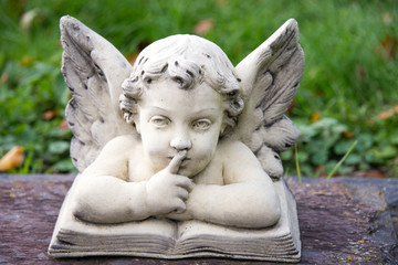 Ein Engel liegt auf einem Buch