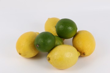 Zitronen und Limetten liegen im Studio