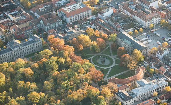 Erlangen Schlossgarten mit Hugenottenbrunnen Luftbild