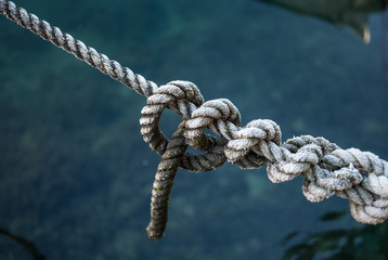 Essential knot for sailors. Half hitches.