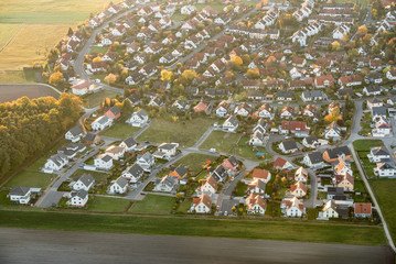 Luftbild: Idyllische Siedlung, Einfamilienhäuser © schulzfoto