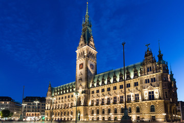 Obraz premium Hamburger Rathaus zur blauen Stunde