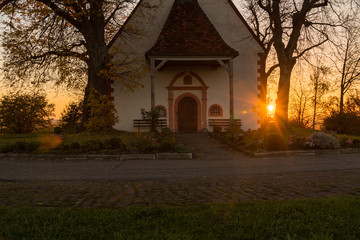 Obraz premium Kirche im Sonnenaufgang