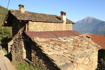 Traditionelle Bauweise in den italienischen Alpen (hier oberhalb von Gravedona am Comer See)
