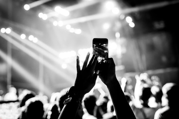 phone in the hands of women on the show, black and white